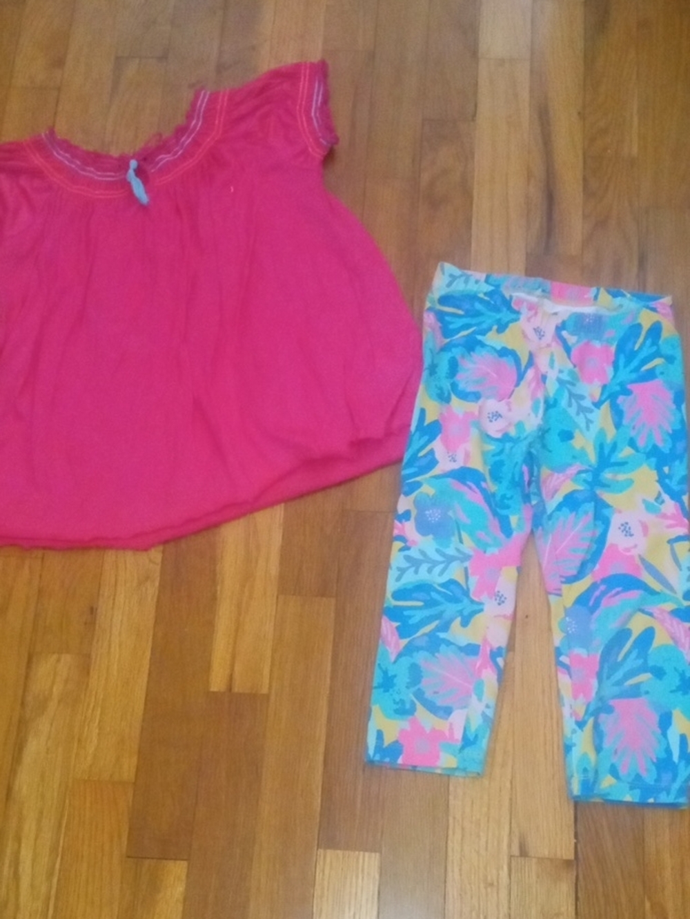 girl med tropical print capri leggings and pink top